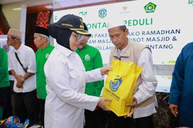 Wali Kota Bontang, Neni Moerniaeni, menghadiri acara penyerahan bantuan paket sembako Ramadan dari Badan Amil Zakat Nasional (Baznas) Kota Bontang.