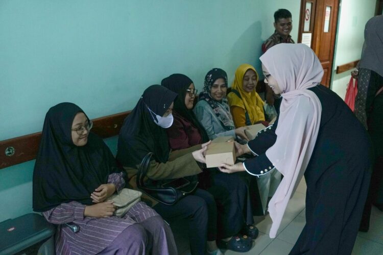 menggelar aksi sosial dengan membagikan ratusan paket takjil dan nasi kotak di RSUD Taman Husada, Minggu 16 Maret 2025.