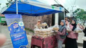 Siswa Dual Track (DT) SMA Negeri 2 Bontang Gelar Bakti Karya di Bulan Ramadan dengan berbagi takjil gratis
