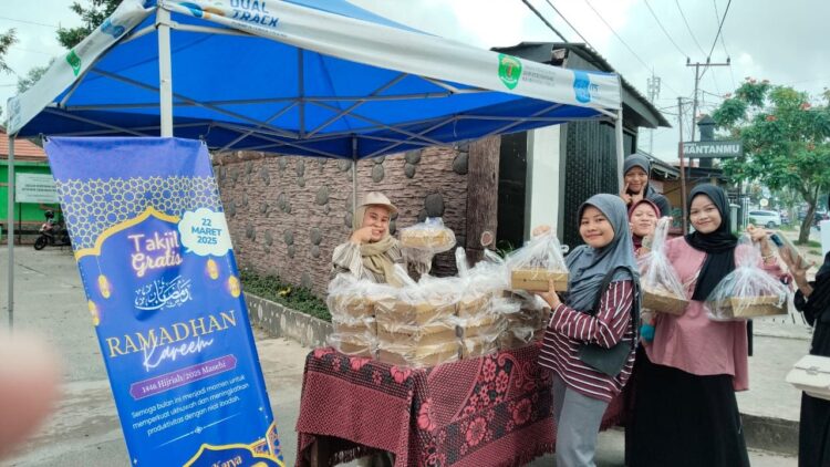 Siswa Dual Track (DT) SMA Negeri 2 Bontang Gelar Bakti Karya di Bulan Ramadan dengan berbagi takjil gratis