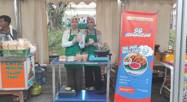 Siswa DT SMA Negeri 2 Bontang unjuk produk dan berpartisipasi dalam Bazar Ramadan Baiturrahman PKT.