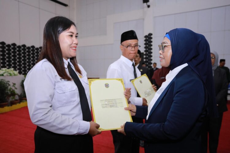 Wali Kota Bontang Neni Moerniaeni menyerahkan SK pengangkatan PPPK, Selasa 25 Maret 2025.