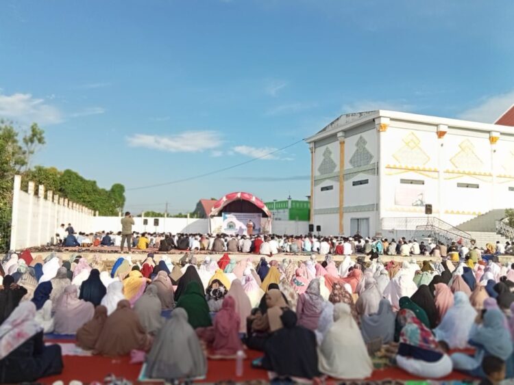 Jemaah memadati lapangan parkir Stadion Bessai Berinta untuk mengikuti salat Id yang digelar PDM Bontang.