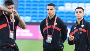 Potret pemain Timnas Indonesia, Joey Pelupessy (tengah) bersama para punggawa Tim Garuda.