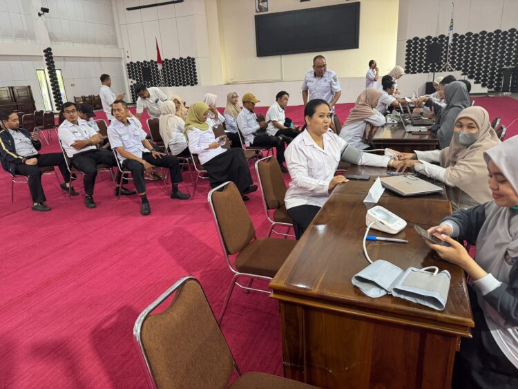 Para pegawai Setda antusias mengikuti skrining kesehatan.