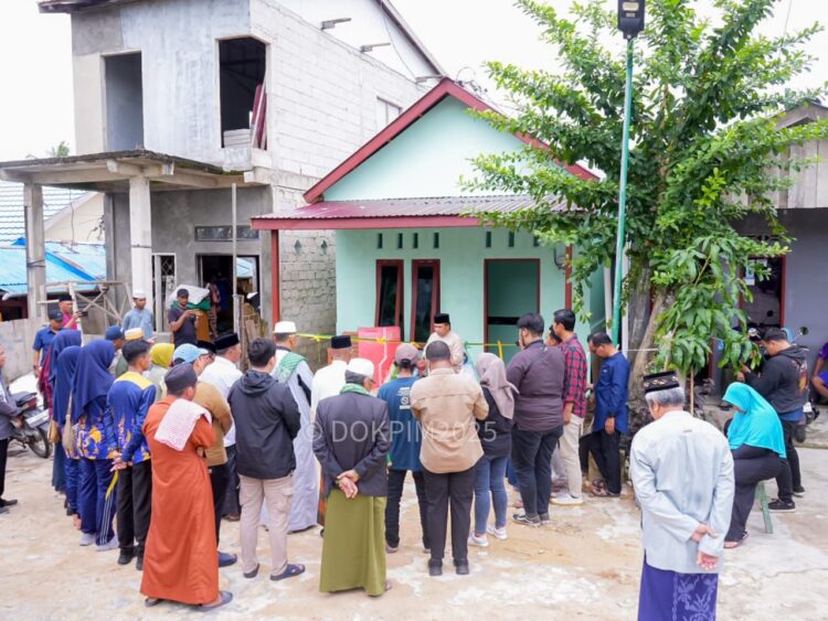 Pemerintah Kota Bontang bersama Badan Amil Zakat Nasional (Baznas) Kota Bontang resmi menyerahkan bantuan rumah layak huni kepada Lasahi, warga berstatus miskin ekstrem di Berebas Tengah.