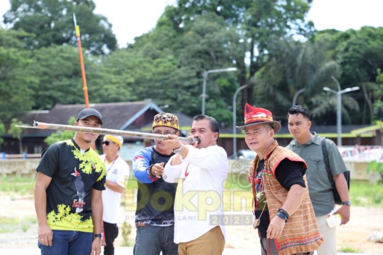 Wakil Wali Kota Bontang Agus Haris melakukan atraksi tiupan sumpit yang disambut antusias oleh seluruh peserta dan tamu undangan.​