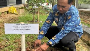 ASN dari Sekretariat Daerah (Setda) Kota Bontang melaksanakan kegiatan penanaman pohon dan pembuatan lubang resapan biopori pada Kamis, 17 April 2025.