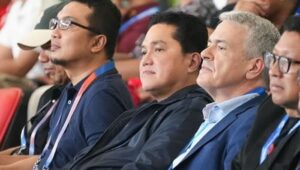 Potret Ketua Umum PSSI, Erick Thohir (tengah).