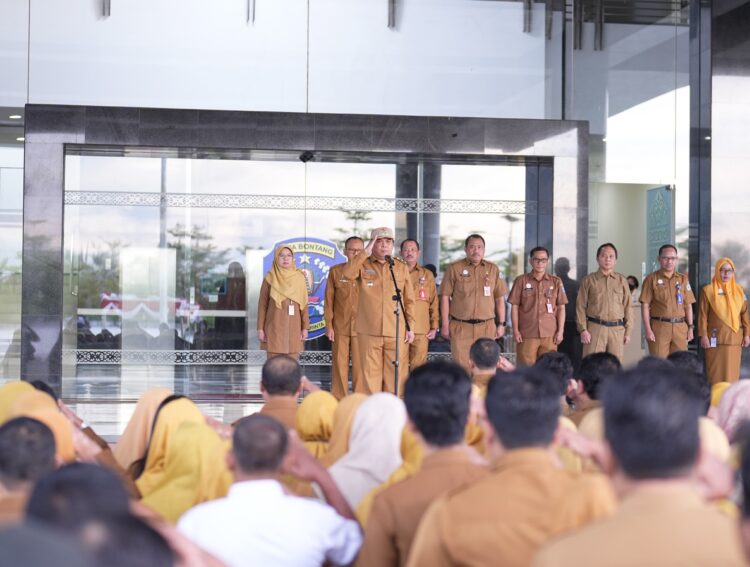 Di halaman Sekretariat Daerah (Setda) Kota Bontang, Wakil Wali Kota Agus Haris berdiri tegak sebagai pemimpin apel.