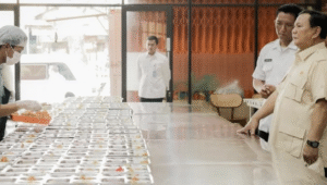 Momen Presiden Prabowo saat memantau pelaksanaan MBG di SPPG Pulo Gadung, 3 Februari 2025.