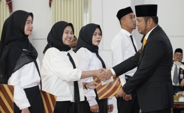 Gubernur Kalimantan Timur, H. Rudy Mas’ud, secara resmi melantik 1.346 Aparatur Sipil Negara (ASN) di lingkungan Pemerintah Provinsi Kalimantan Timur.