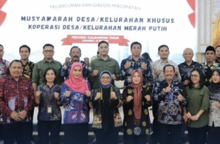 Wali Kota Bontang Neni Moerniaeni bersama Sekretaris Daerah, Asisten, Camat, dan Lurah se-Bontang menghadiri Peluncuran Koperasi Merah Putih.