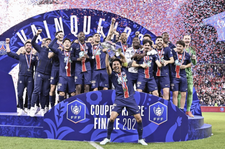 Momen saat PSG mengangkat piala Coupe de France.