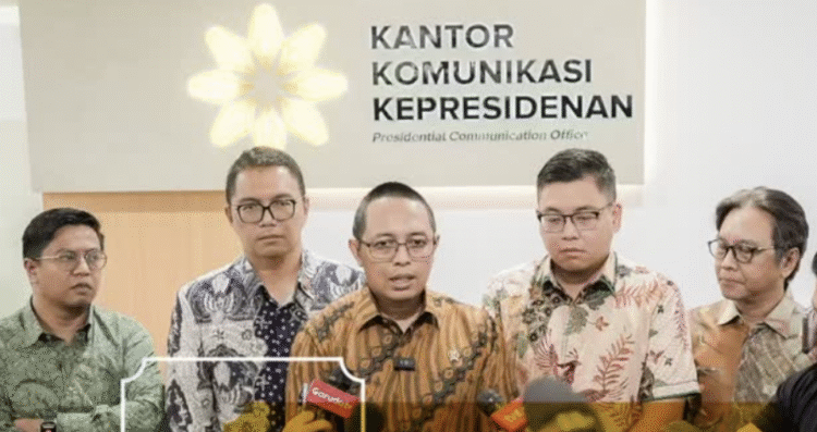 Kepala Kantor Komunikasi Kepresidenan, Hasan Nasbi (tengah) buka suara terkait praktik premanisme berkedok ormas.