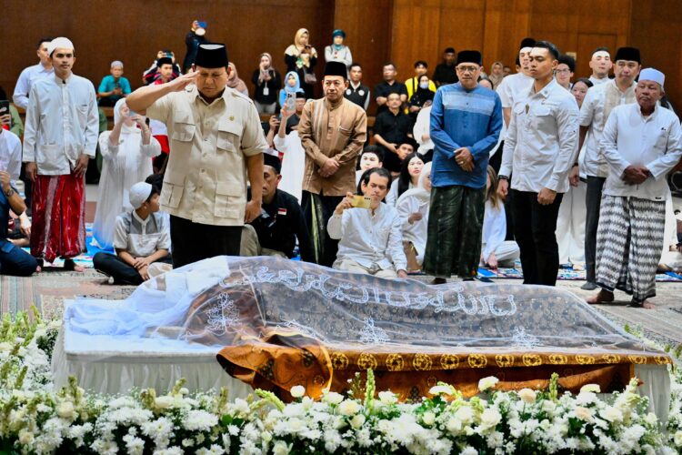 Presiden Republik Indonesia Prabowo Subianto melayat ke persemayaman terakhir tokoh pencak silat, Almarhum Mayjen TNI (Purn) Eddie Marzuki Nalapraya.