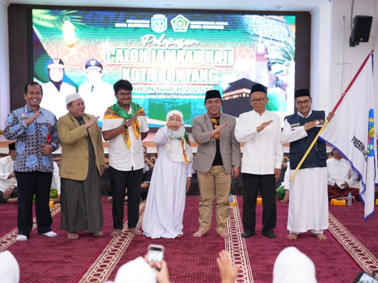Wakil Wali Kota (Wawali) Agus Haris (tiga kanna) menghadiri dan secara resmi melepas keberangkatan calon jemaah haji Bontang.