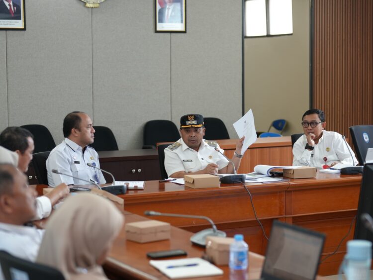 Wakil Wali Kota Bontang, Agus Haris, memimpin Rapat Koordinasi Lintas Sektoral di Ruang Rapat Utama Kantor Wali Kota, Rabu (25/6/2025). (Sadam/Prokompim Bontang)