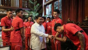 Momen Presiden Prabowo menerima kedatangan timnas Indonesia di kediamannya.
