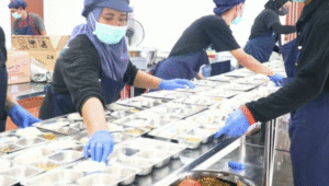 Ilustrasi proses memasak di dapur MBG.