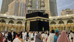 Ilustrasi jemaah haji melakukan ibadah di depan Ka’bah di Masjidil Haram.