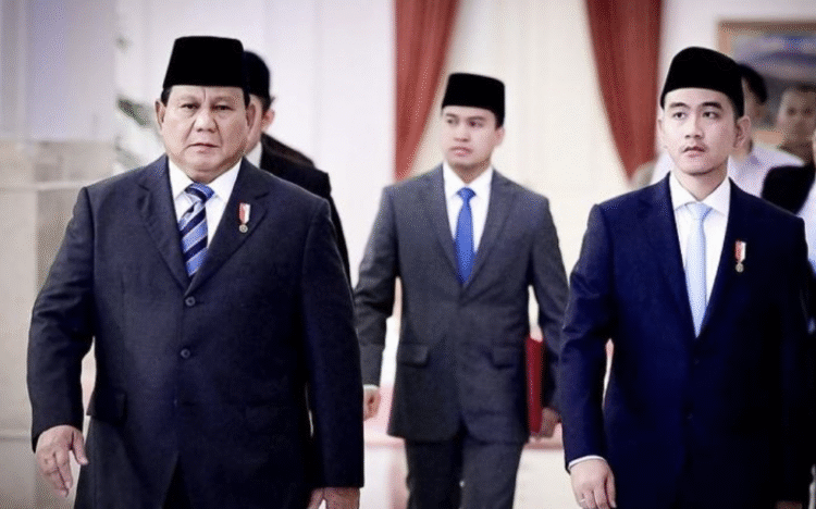 Presiden Indonesia, Prabowo Subianto (Kiri) bersama Wakilnya, Gibran Rakabuming Raka (kanan).