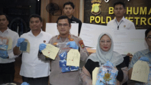 Kasubbid Penmas Bidhumas Polda Metro Jaya, AKBP Reonald Simanjuntak (tengah) saat melakukan pengungkapan kasus pembobolan rekening.