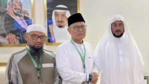 Ketua MUI Cholil Nafis (tengah) bertemu dengan Menteri Haji Arab Saudi (kanan) dan bertanya tentang visa furoda.