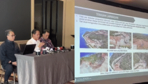Konferensi pers Menteri LH Hanif Faisol Nurofiq terkait penambangan nikel di Raja Ampat, pada Minggu, 8 Juni 2025.