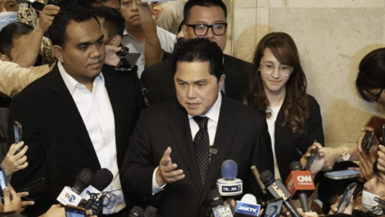 Ketua Umum PSSI, Erick Thohir. (tengah)