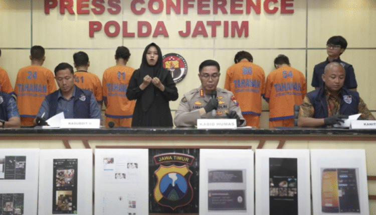Polda Jatim telah meringkus empat pria terkait penyebaran konten pornografi dan mencari pasangan sesama jenis di Whatsapp.