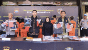 Polres Kediri telah meringkus 4 wanita komplotan pencuri di Kediri yang sempat viral di media sosial.