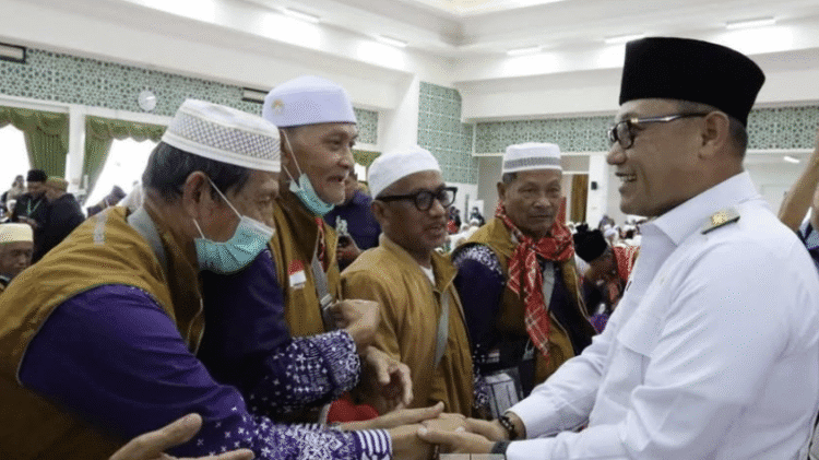 Wagub Kaltim Seno Aji menyambut para jemaah haji Kaltim kloter 2 asal Samarinda.