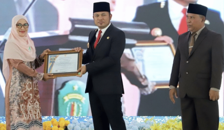 Gubernur Kalimantan Timur, H. Rudy Mas’ud (Harum), memberikan apresiasi kepada seluruh penerima penghargaan. (Teguh/Instagram @beritapemprovkaltim)