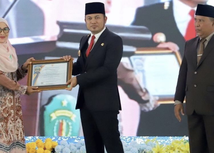 Gubernur Kalimantan Timur, H. Rudy Mas’ud (Harum), memberikan apresiasi kepada seluruh penerima penghargaan. (Teguh/Instagram @beritapemprovkaltim)