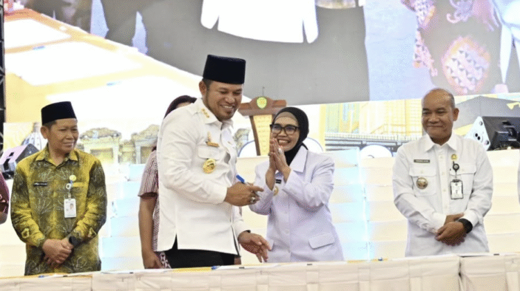 Wali Kota Bontang, Neni Moerniaeni, turut hadir menyaksikan dan menandatangani kesepakatan program Gratispol dan Jospol. (Firman/Kominfo)