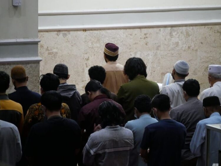 Foto ilustrasi pria muslim shalat berjamaah.
