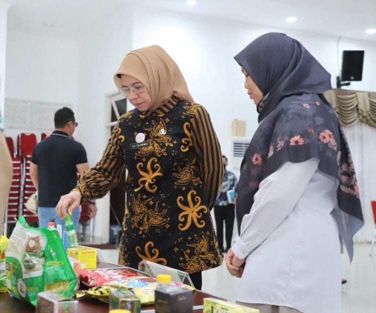 Sekda Bontang Aji Erlynawati saat melihat sampel kosmetik berbahaya yang disita BBPOM Samarinda.