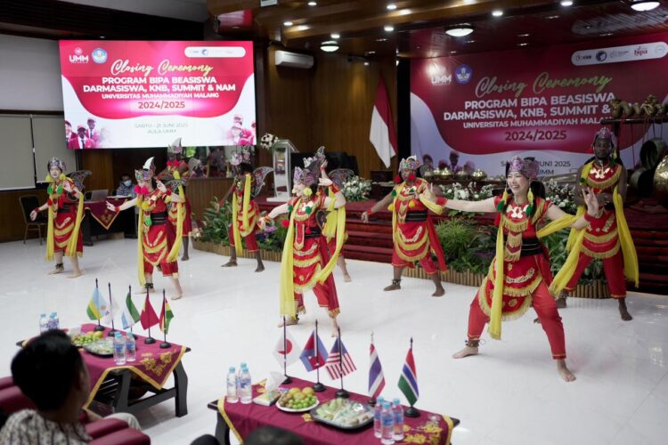 Mahasiswa asing tampil memukau dengan beragam pertunjukan seni budaya Indonesia. (Humas UMM)