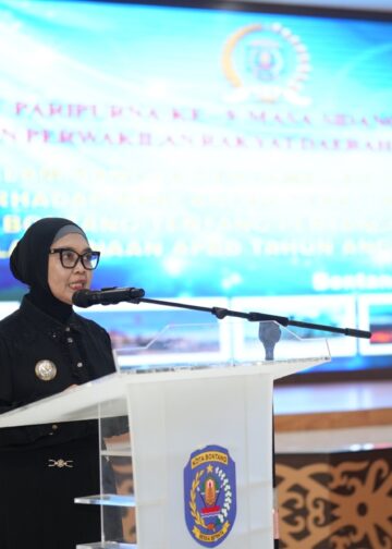 Wali Kota Bontang, Neni Moerniaeni, menyampaikan Pendapat Akhir Wali Kota dalam Rapat Paripurna Ke-9 Masa Sidang III Tahun 2025 DPRD Kota Bontang. (Fadil/Prokompim Bontang)