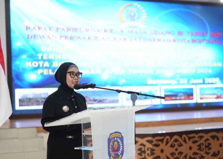 Wali Kota Bontang, Neni Moerniaeni, menyampaikan Pendapat Akhir Wali Kota dalam Rapat Paripurna Ke-9 Masa Sidang III Tahun 2025 DPRD Kota Bontang. (Fadil/Prokompim Bontang)