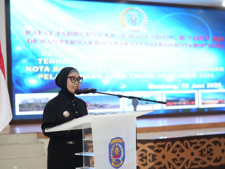 Wali Kota Bontang, Neni Moerniaeni, menyampaikan Pendapat Akhir Wali Kota dalam Rapat Paripurna Ke-9 Masa Sidang III Tahun 2025 DPRD Kota Bontang. (Fadil/Prokompim Bontang)