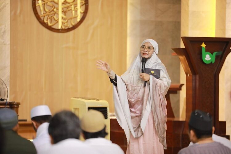 Wali Kota Bontang, Neni Moerniaeni, mengumumkan komitmen Pemerintah Kota untuk memberikan insentif sebesar Rp2 juta per bulan bagi 2.317 guru ngaji dan penggiat agama lainnya. (Rizkhy JA/Prokompim Bontang)