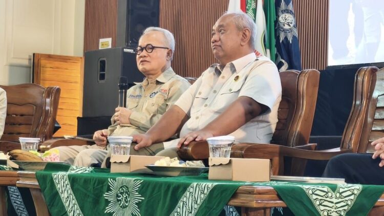 Pengamat Timur Tengah, Hajriyanto Y Thohari dan Lilik Kurniawan, Deputi Bidang Koordinasi Penanggulangan Bencana dan Konflik Sosial Kemenko PMK. (PWM Jateng)