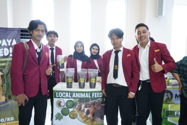 Para mahasiswa Program Studi Peternakan UMM berpose di produk kreatifitas mereka. (Humas UMM)