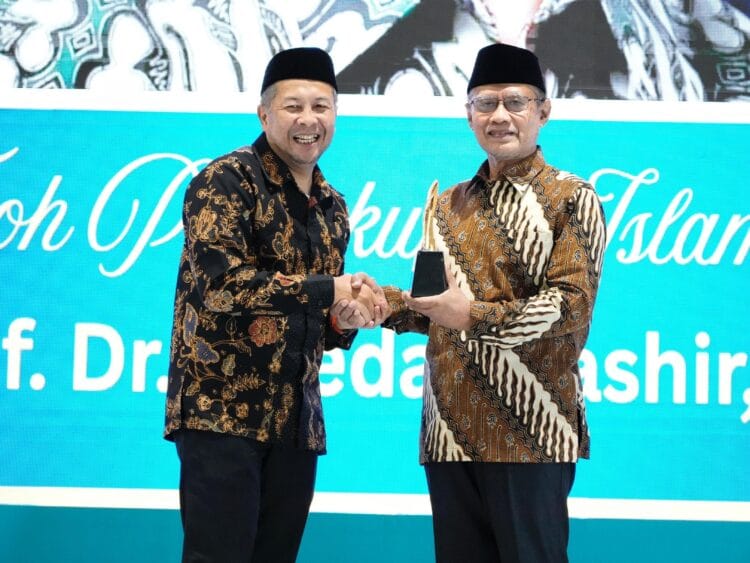 Ketua Umum Pimpinan Pusat (PP) Muhammadiyah, Haedar Nashir terima penghargaan sebagai Tokoh Perbukuan Islam 2025.