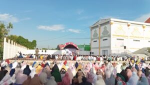 Jemaah memadati lapangan parkir Stadion Bessai Berinta untuk mengikuti salat Iduladha yang digelar PDM Bontang, tahun lalu.