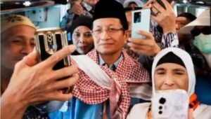 Momen Menteri Agama Nasaruddin Umar yang menyapa jemaah haji Indonesia menjelang kepulangan ke Tanah Air.