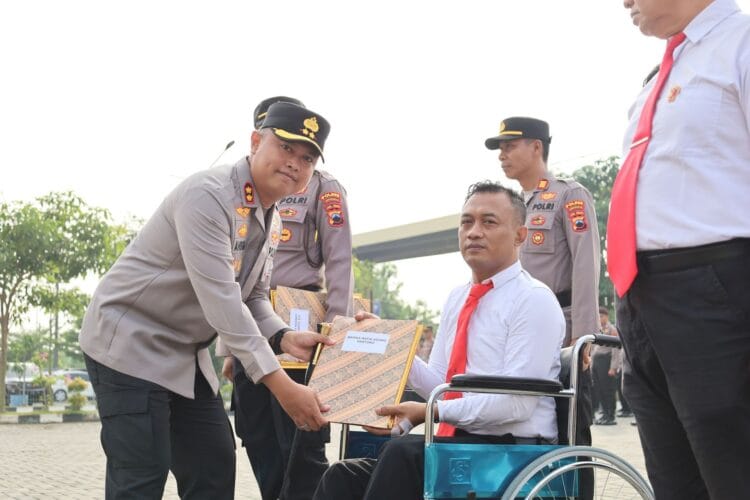 Bripka Rofiq Agung Hartono, Banit Reskrim Polsek Kartasura mendapat penghargaan dari Kapolres Sukoharjo.