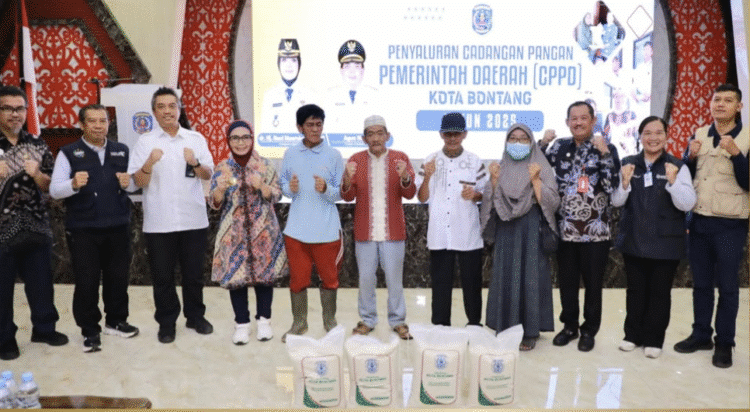 Wali Kota Bontang Neni Moerniaeni menyerahkan secara langsung Bantuan Cadangan Pangan Daerah berupa beras gratis untuk masyarakat. (Rizkhy JA/Prokompim)